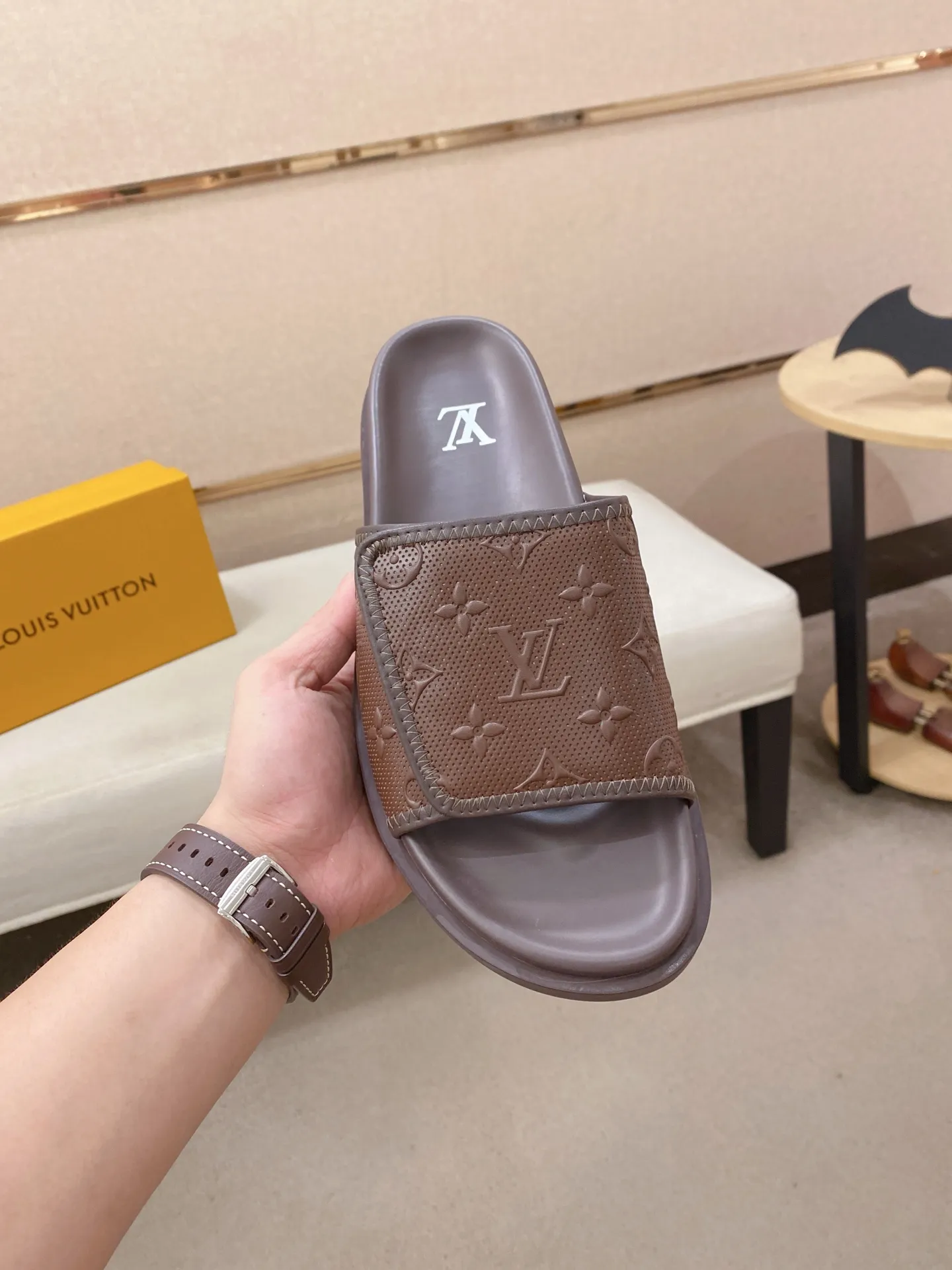 Men's shoes💰: 320💰Made by LV🔍Top purchasing agent, men's spring and summer slippers are available at the same counter. The uppers are made of cowhide imported from Italy, with logo graphics and high-quality craftsmanship. Soles: original soles specially provided by the original factory. Exclusive molded soles are super comfortable. Original goods with single order, 🔍🔍high quality, you can enter and exit the counter at will. Welcome to compare, code number 38-44.